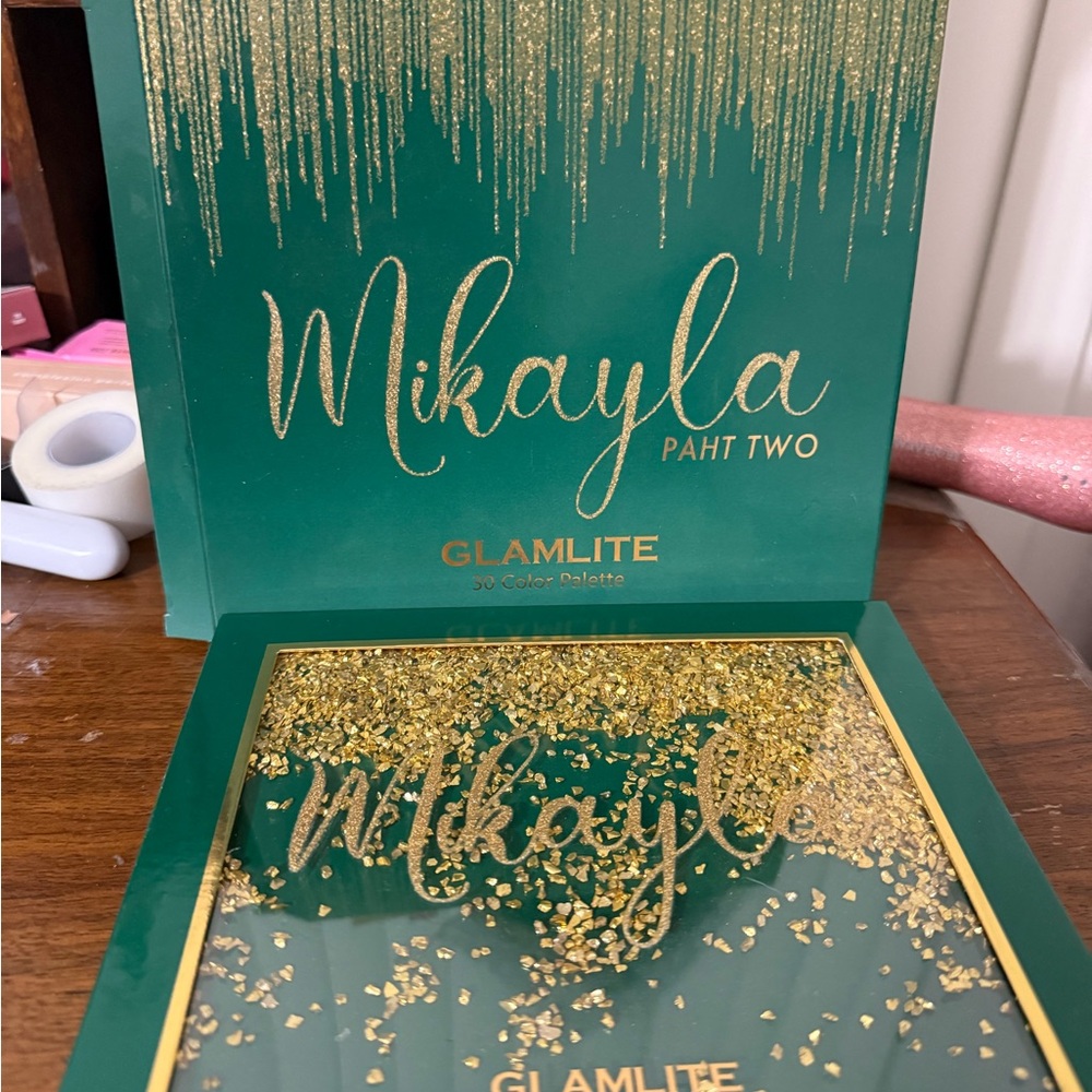 Glamlite Colorful Eyeshadow Palette